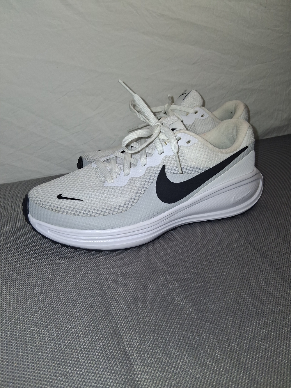 Nike Confort Wonen’s White and Black Athletic Sneakers with Swoosh Sz 7